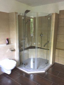 EG Bad Zweifamilienhaus auf gro�em Grundst�ck mit Potenzial!